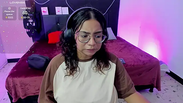 Snapshot of im_angels77 chatting on 02-21-25, 01:44 im angels77 online show from 02-21-25, 01:44