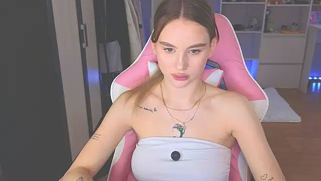 Snapshot of doll_barbieee chatting on 06-08-26, 11:43 doll barbieee online show from 06-08-26, 11:43