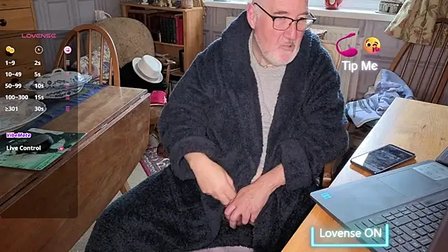 Adamdaddybear online show from 11-15-25, 09:28