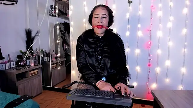 Snapshot of Molenna_queenn chatting on 02-11-25, 11:01 Molenna queenn online show from 02-11-25, 11:01