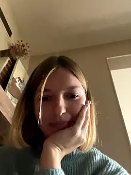 Snapshot of vilaineblonde chatting on 10-28-25, 01:47 vilaineblonde online show from 10-28-25, 01:47