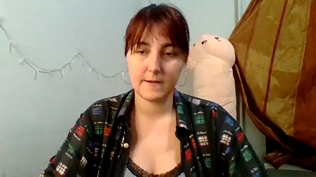 MiaStika online show from 09-28-25, 04:12