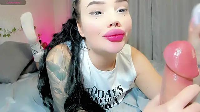 Snapshot of Aira_vi chatting on 10-13-25, 02:06 Aira vi online show from 10-13-25, 02:06