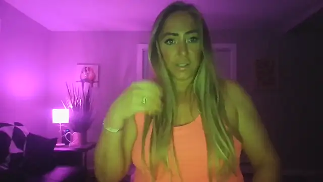 Snapshot of sunshinekisses chatting on 02-08-25, 12:17 sunshinekisses online show from 02-08-25, 12:17