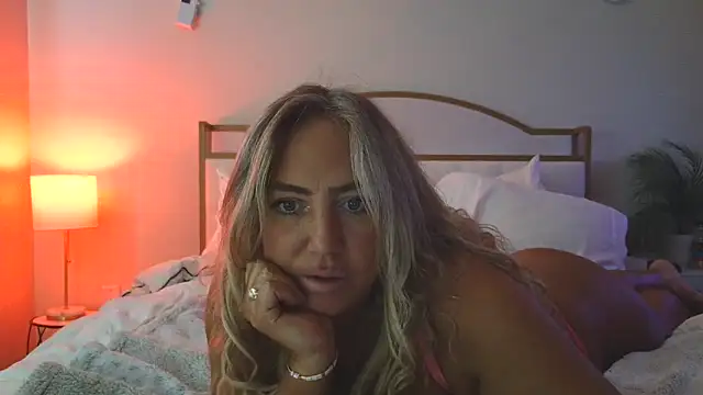 Snapshot of sunshinekisses chatting on 06-16-26, 02:41 sunshinekisses online show from 06-16-26, 02:41