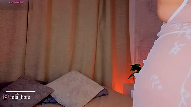 mia bonneett online show from 04-04-26, 04:44