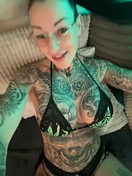 Snapshot of MeganWitch chatting on 06-13-26, 05:05 MeganWitch online show from 06-13-26, 05:05