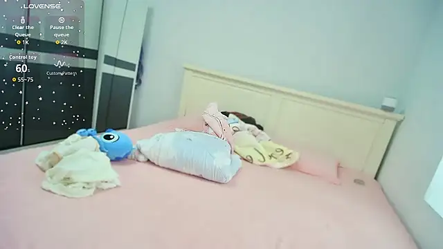 Snapshot of CN-Shanshan chatting on 05-08-26, 01:44 CN-Shanshan online show from 05-08-26, 01:44