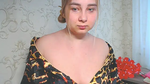Snapshot of DolphinDreams chatting on 06-19-26, 09:02 DolphinDreams online show from 06-19-26, 09:02