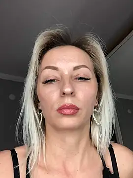 Diamond Bunny  online show from 03-18-25, 03:53