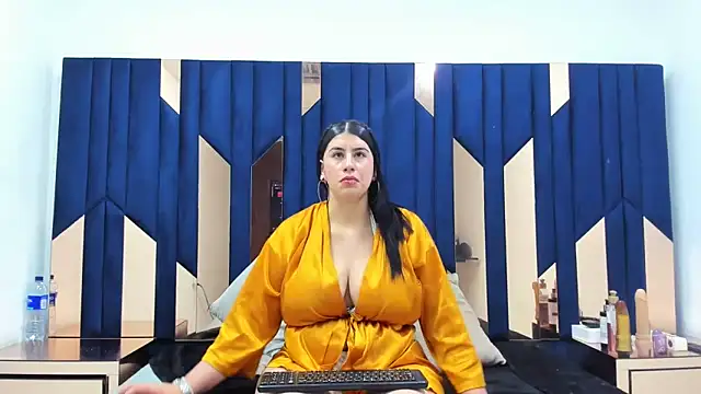 Criistaal  online show from 02-16-25, 08:21