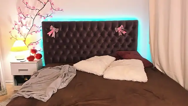 CurlyDreams online show from 11-13-25, 02:10