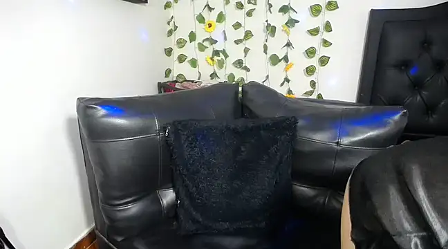 Snapshot of OLIVIAMISSY_02 chatting on 03-05-25, 03:07 OLIVIAMISSY 02 online show from 03-05-25, 03:07