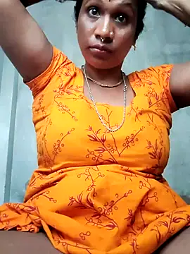 Snapshot of Hotty-dola chatting on 10-18-25, 04:04 Hotty-dola online show from 10-18-25, 04:04
