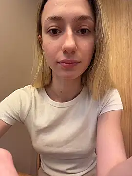 Snapshot of Lia__Love chatting on 12-17-25, 12:11 Lia Love online show from 12-17-25, 12:11