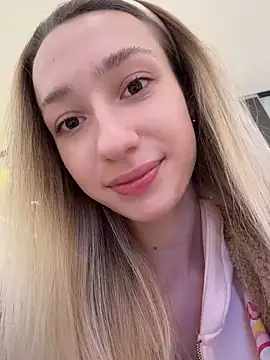 Snapshot of Lia__Love chatting on 12-19-25, 01:07 Lia Love online show from 12-19-25, 01:07