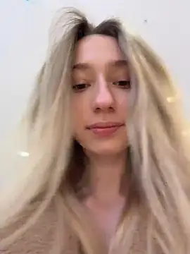 Snapshot of Lia__Love chatting on 12-22-25, 01:19 Lia Love online show from 12-22-25, 01:19