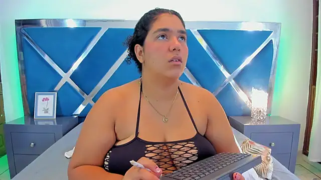 Snapshot of Tiffanymiller00 chatting on 10-27-25, 12:42 Tiffanymiller00 online show from 10-27-25, 12:42