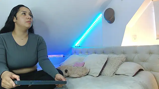 Snapshot of Scarlett_Jazmin chatting on 10-18-25, 11:00 Scarlett Jazmin online show from 10-18-25, 11:00