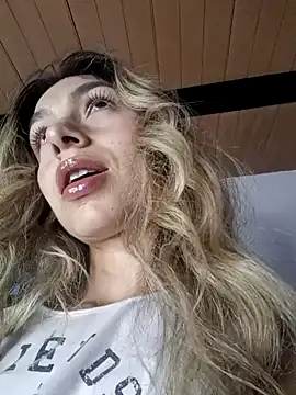 Snapshot of Karolgood3 chatting on 12-13-24, 03:27 Karolgood3 online show from 12-13-24, 03:27