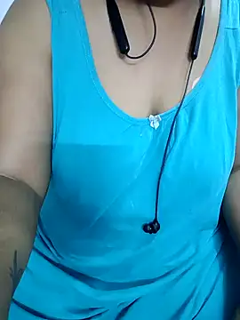 Snapshot of Yours_Radika chatting on 01-01-25, 10:35 Yours Radika online show from 01-01-25, 10:35