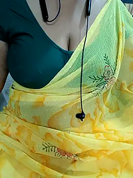 Snapshot of Yours_Radika chatting on 02-20-25, 07:41 Yours Radika online show from 02-20-25, 07:41