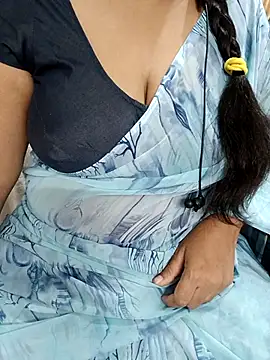 Snapshot of Yours_Radika chatting on 03-12-25, 05:07 Yours Radika online show from 03-12-25, 05:07