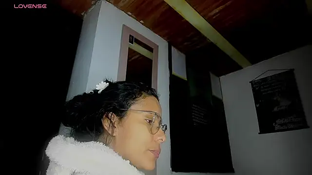 Snapshot of Nenita_Hot_ chatting on 09-29-25, 01:44 Nenita Hot online show from 09-29-25, 01:44