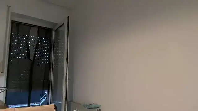 Snapshot of EmilyWi_ chatting on 10-13-25, 04:51 EmilyWi online show from 10-13-25, 04:51