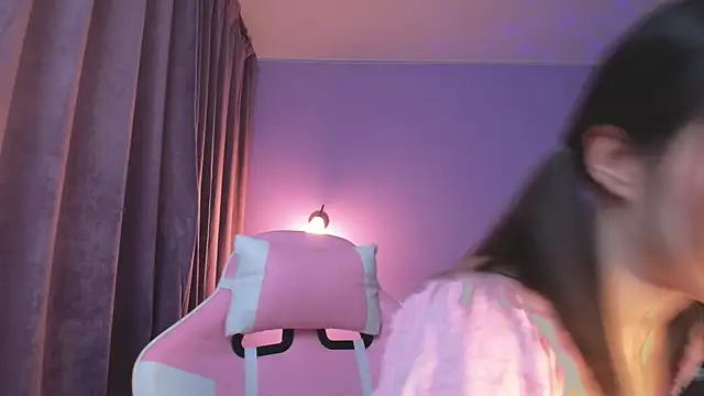 Snapshot of young_belle_ chatting on 01-06-25, 07:31 young belle online show from 01-06-25, 07:31