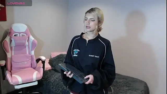 Snapshot of HiScarlett chatting on 02-03-25, 12:25 HiScarlett online show from 02-03-25, 12:25