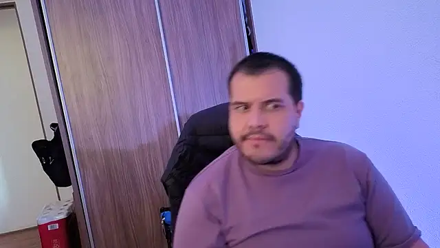 Snapshot of bearcloudcomputa chatting on 11-17-25, 09:53 bearcloudcomputa online show from 11-17-25, 09:53