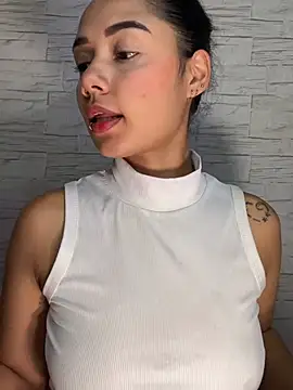 Snapshot of _Luana chatting on 06-18-26, 12:33 Luana online show from 06-18-26, 12:33