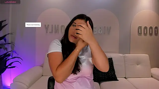 Snapshot of ValeriaRoldanX chatting on 05-13-26, 10:23 ValeriaRoldanX online show from 05-13-26, 10:23