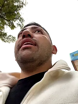 JuanZapata33 online show from 11-05-25, 10:21