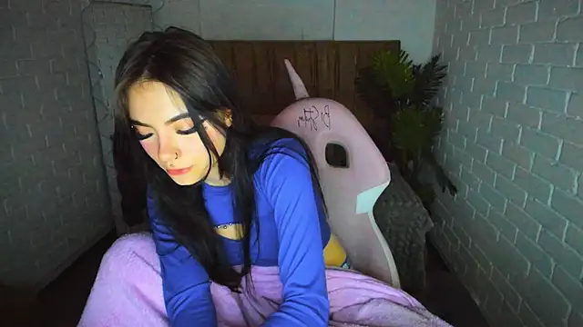 Snapshot of Roxanne_tay chatting on 12-30-24, 01:26 Roxanne tay online show from 12-30-24, 01:26