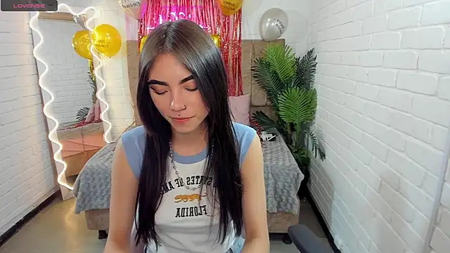 Snapshot of Roxanne_tay chatting on 01-31-25, 10:31 Roxanne tay online show from 01-31-25, 10:31