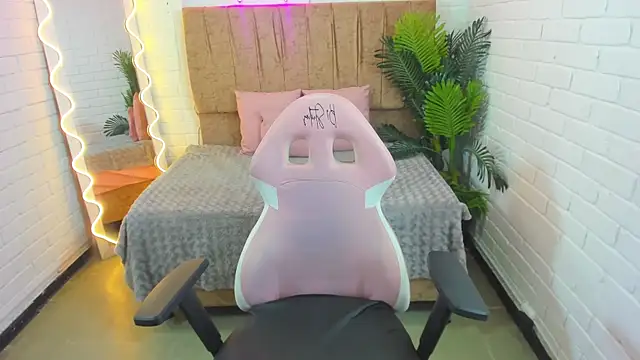 Snapshot of Roxanne_tay chatting on 02-08-25, 10:51 Roxanne tay online show from 02-08-25, 10:51