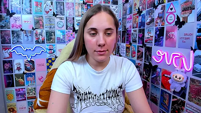 Snapshot of MiaMilas chatting on 10-22-25, 12:16 MiaMilas online show from 10-22-25, 12:16