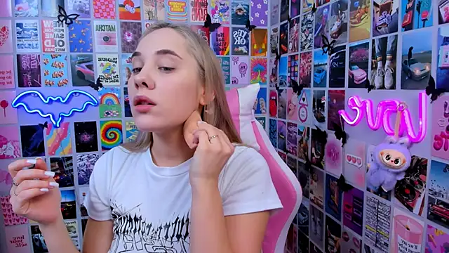 Snapshot of MiaMilas chatting on 12-19-25, 02:57 MiaMilas online show from 12-19-25, 02:57