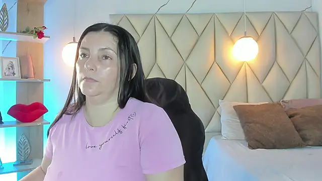 Snapshot of angelswets chatting on 06-09-26, 01:56 angelswets online show from 06-09-26, 01:56