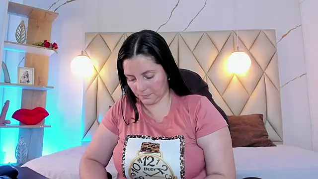 Snapshot of angelswets chatting on 06-18-26, 02:43 angelswets online show from 06-18-26, 02:43
