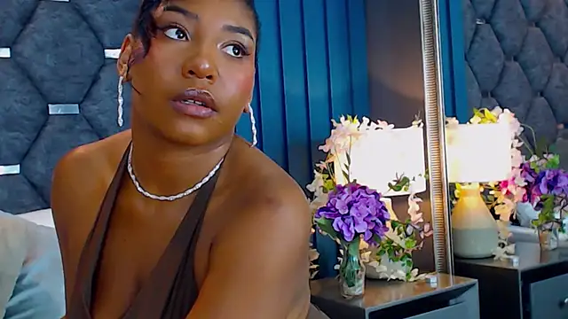 Snapshot of VanessaGlenn chatting on 10-14-25, 07:47 VanessaGlenn online show from 10-14-25, 07:47