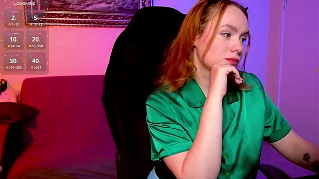 Snapshot of Kari_Lunna chatting on 12-14-24, 04:01 Kari Lunna online show from 12-14-24, 04:01
