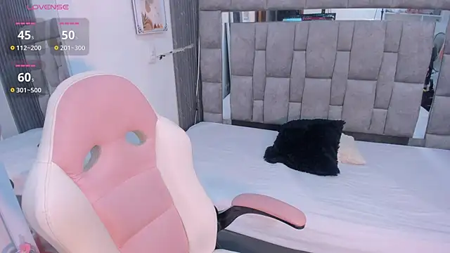 zulyjones online show from 04-06-26, 01:01