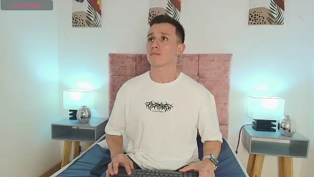 Snapshot of Andrewfalcon chatting on 01-19-25, 07:15 Andrewfalcon online show from 01-19-25, 07:15
