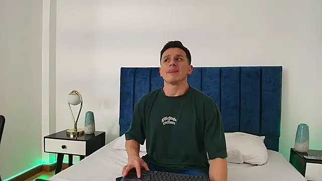 Snapshot of Andrewfalcon chatting on 03-17-25, 07:15 Andrewfalcon online show from 03-17-25, 07:15