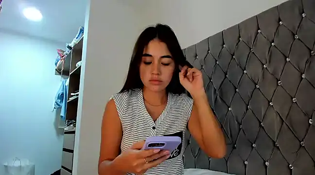 Snapshot of AriaMontgomery chatting on 12-19-24, 07:40 AriaMontgomery online show from 12-19-24, 07:40