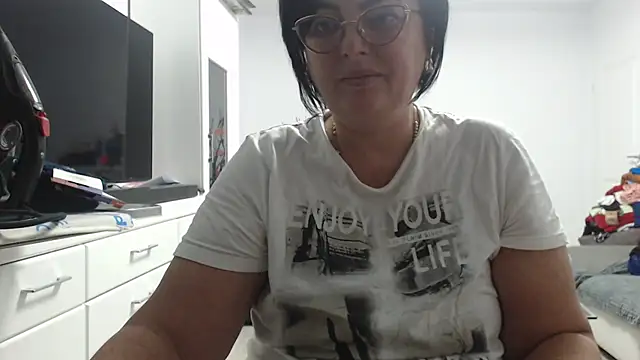 Snapshot of Amandamuller1982 chatting on 10-27-25, 08:24 Amandamuller1982 online show from 10-27-25, 08:24