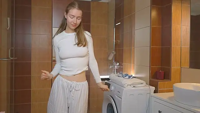 Snapshot of solar_bella chatting on 01-03-25, 03:55 solar bella online show from 01-03-25, 03:55